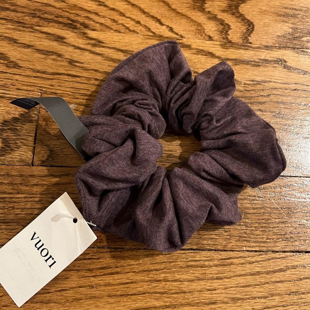 Vuori. Halo Oversized Scrunchy. Smoked Plum Heather